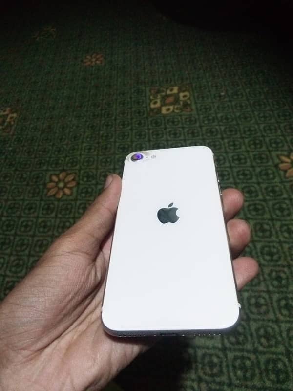 iPhone SE second generation waterpack 1