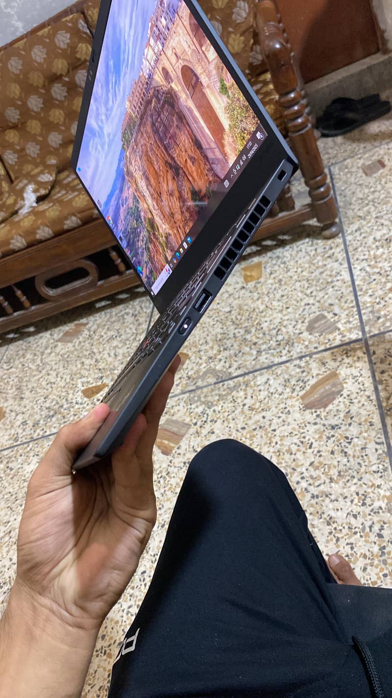 Lenovo ThinkPad X1 Carbon Gen 8|i7 10th Gen |16GB|512GB SSD|4K Display 1