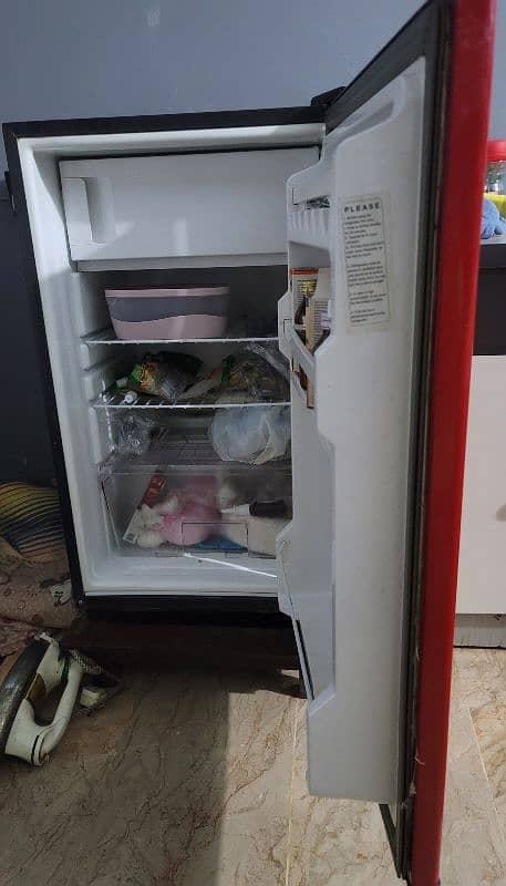 mini fridge excellent 10/10 condition 0