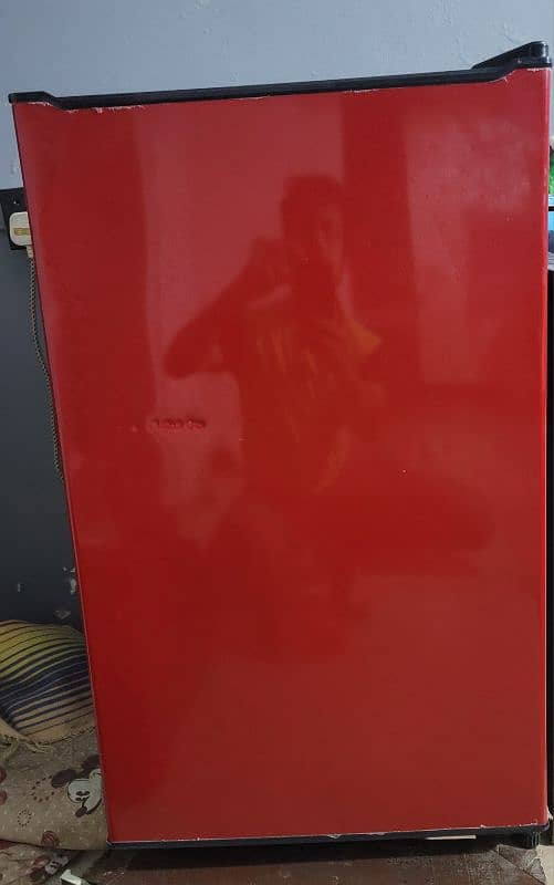 mini fridge excellent 10/10 condition 1