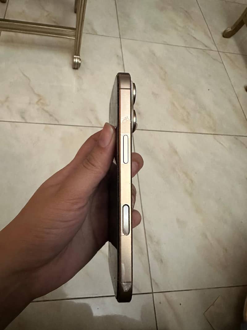Apple iPhone 16 Pro 3
