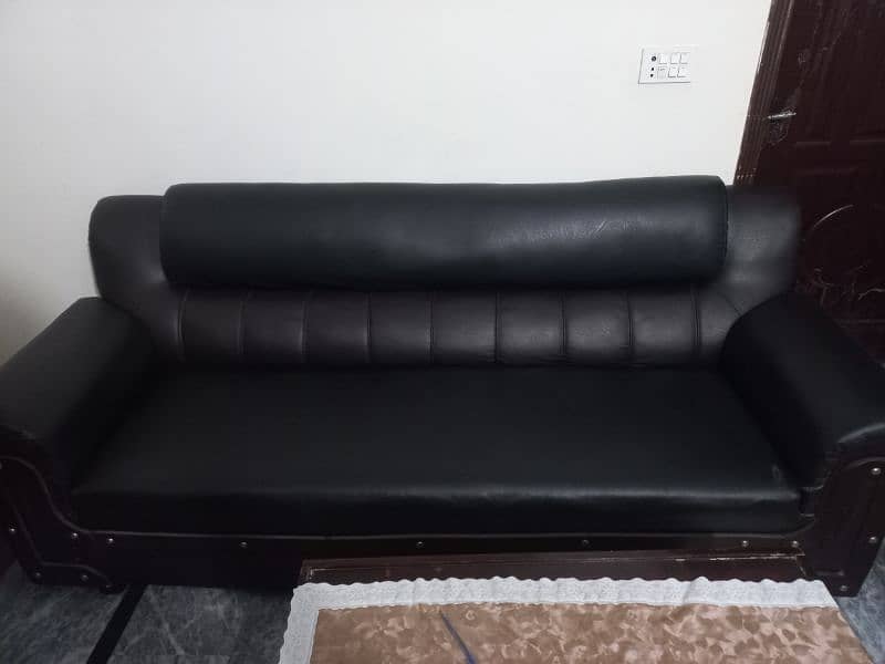 A complete sofa set. 0