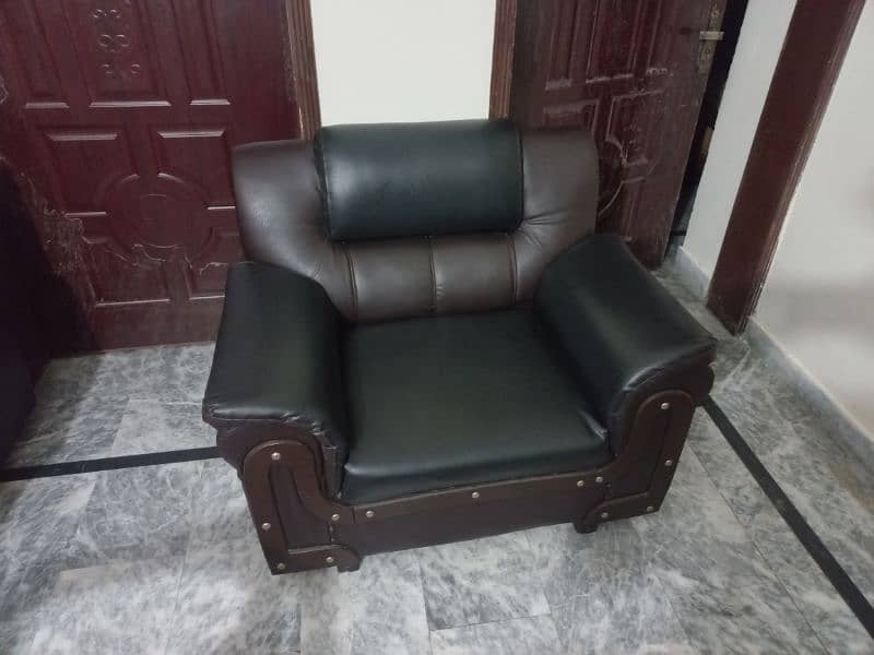 A complete sofa set. 1