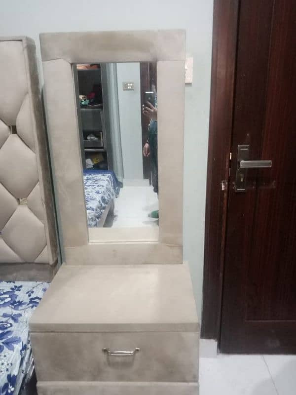 bed with 2 side tables 1