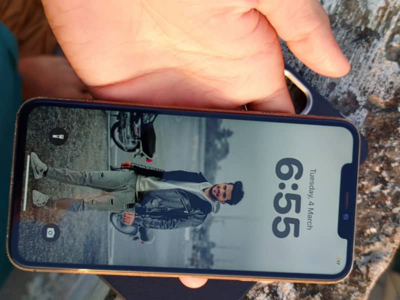 iPhone 11 Pro max non pta Esim time available 64 gb battery health 82 3