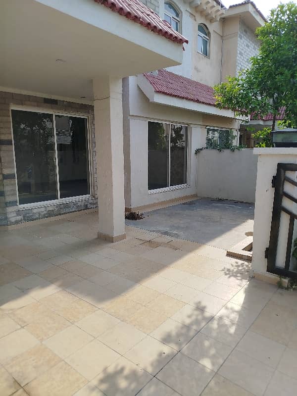 Great Location Close To All Amenities 11-Marla Double-Storey Modern House For Sale 7