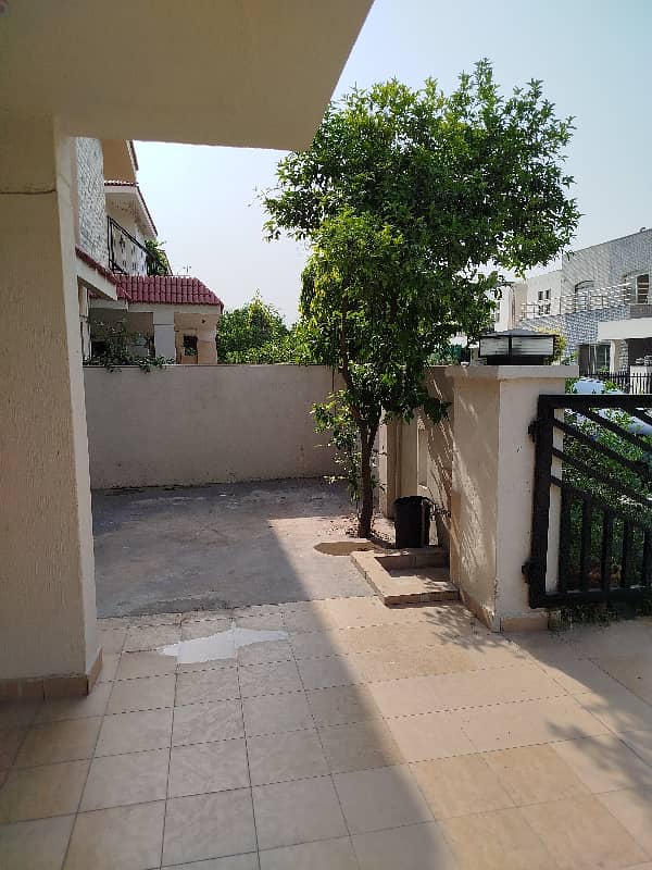 Great Location Close To All Amenities 11-Marla Double-Storey Modern House For Sale 9
