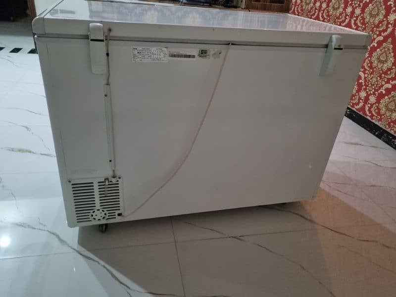 I AM SELLING MY DEEP FREZEER. . . . 4