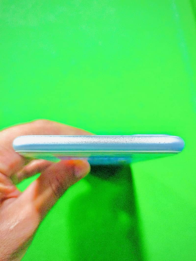 Iphone 8 plus 10/10 condition sim time available 6