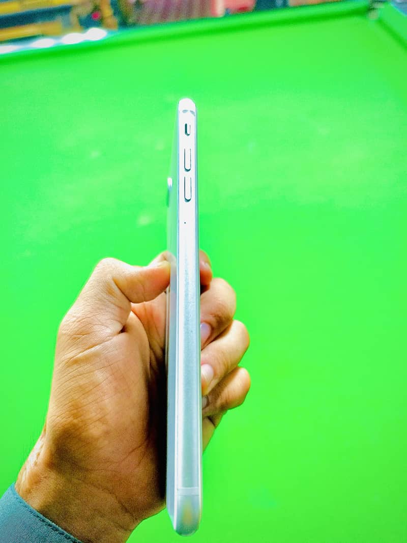 Iphone 8 plus 10/10 condition sim time available 9