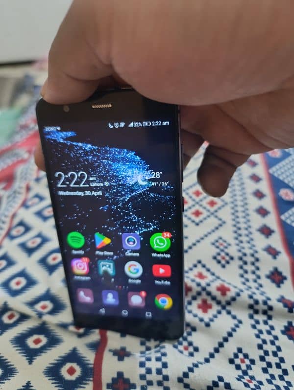 p10 lite 10 on 10 screen par chota black spot hai buss 1