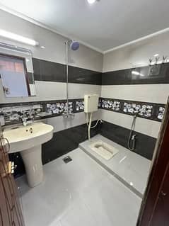 Gulshan E Iqbal Block 4 Lower Portion Silent Commercial Office Reday To Move 60 Ft Road Prime Location