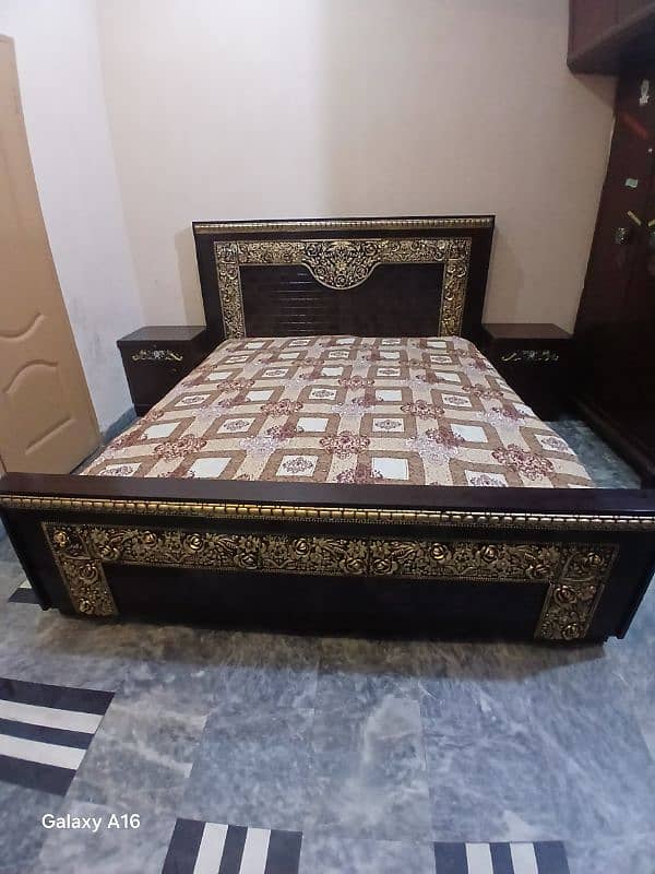 Wood bed and site table and also dressing 0