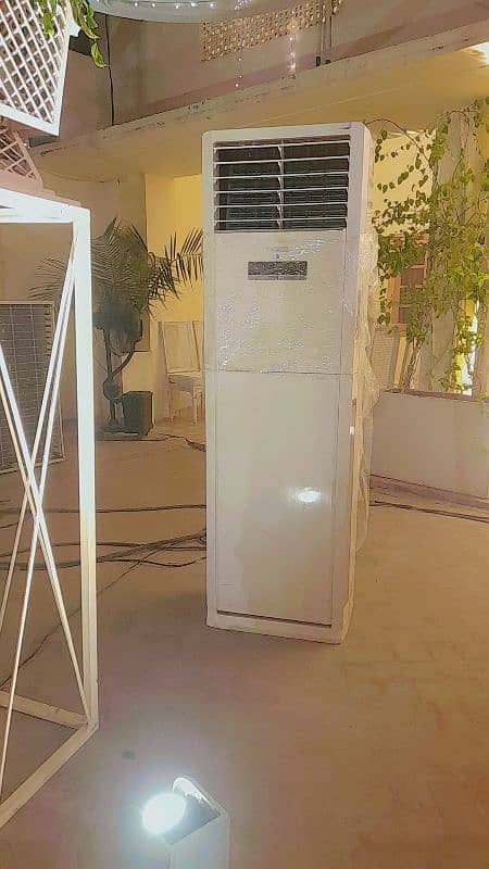 ac on rent 4 ton cabnet 8