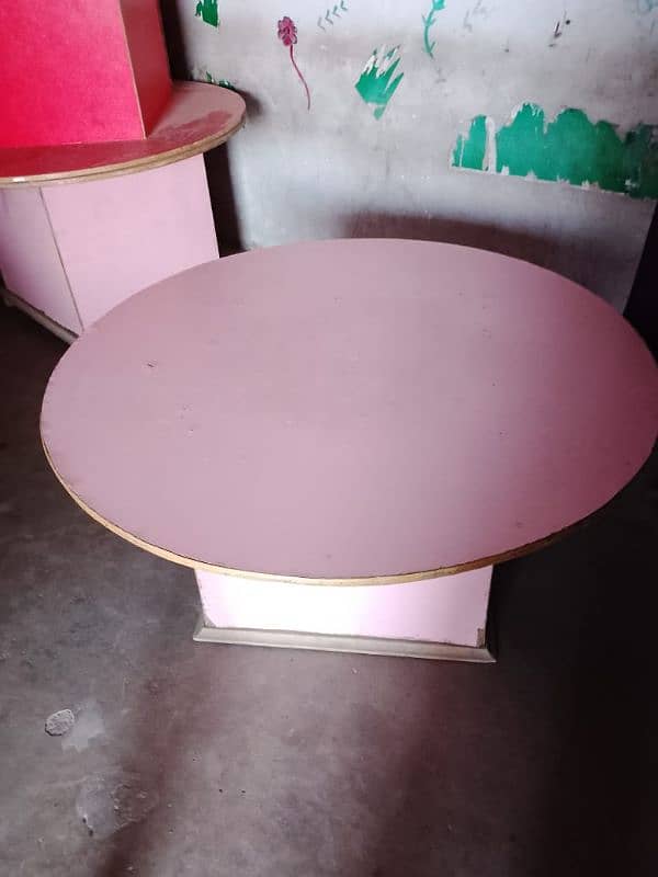 round tables 0