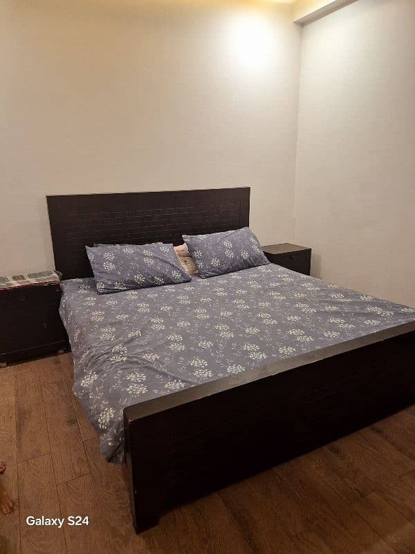 Bed with side tables 0