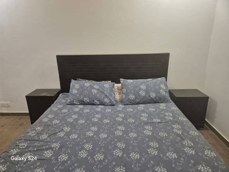 Bed with side tables 3