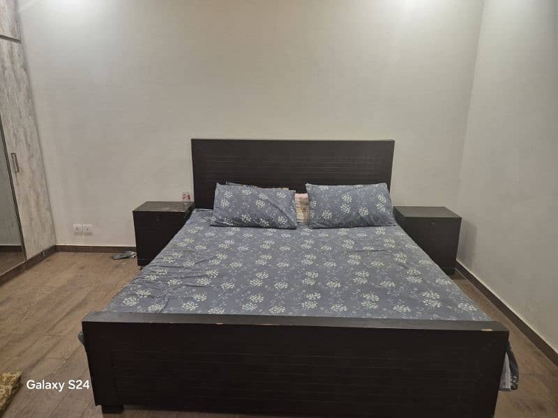 Bed with side tables 4