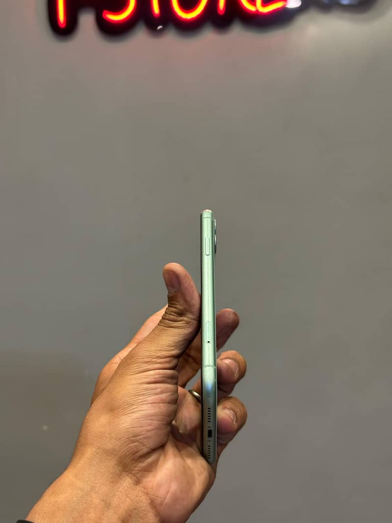 IPHONE 11 with box 1