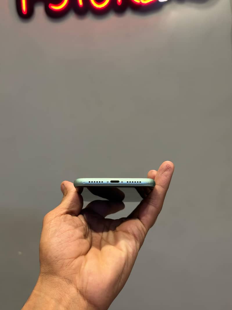 IPHONE 11 with box 5