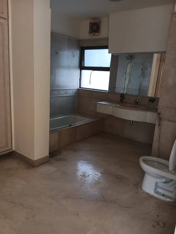 2 Kanal House Is Available In Model Town 12