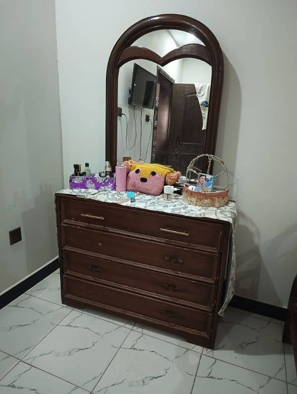 Dressing Table And Mirror 0