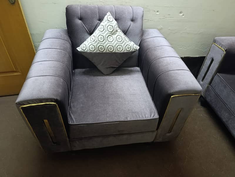 Sofa in jackart,07 seater,for urgent sale, at 30% LOW PRICE 2