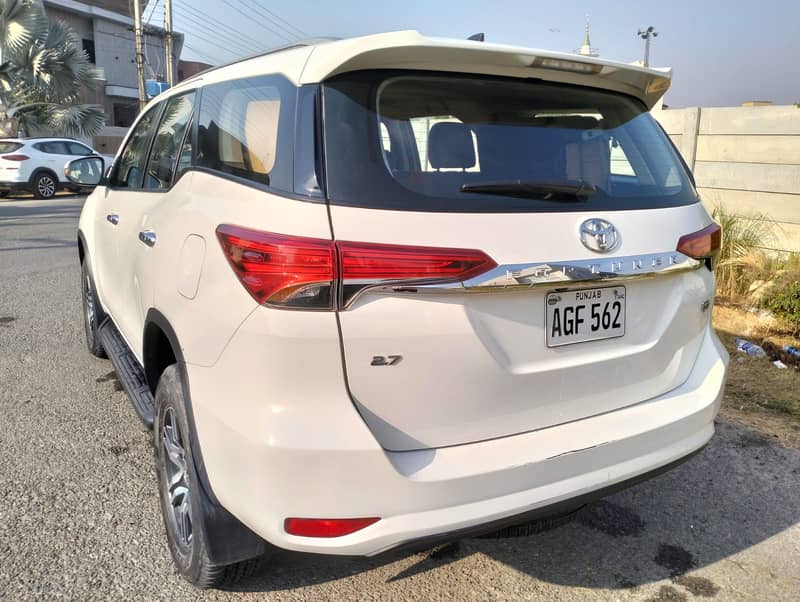 Lahore rent a car Toyota fortuner kia sportage Honda Civic Self drive 1