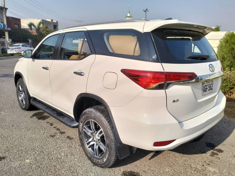 Lahore rent a car Toyota fortuner kia sportage Honda Civic Self drive 2
