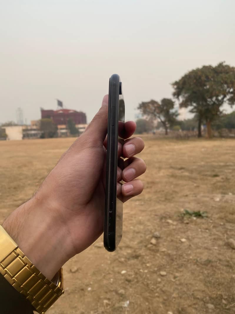 i phone xr jv . . 0