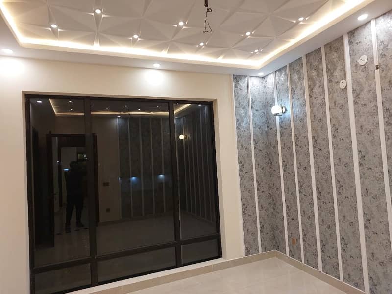 Prime Location House Sized 5 Marla Is Available For Sale In Jubilee Town - Block E 4