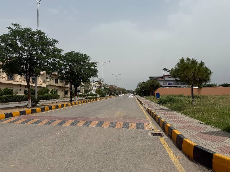 T&T, F-17, 35*70 Plot For Sale Main Double Road 3