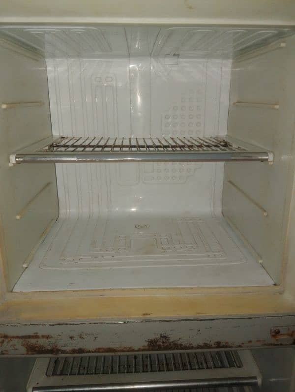 downles refrigerator 0