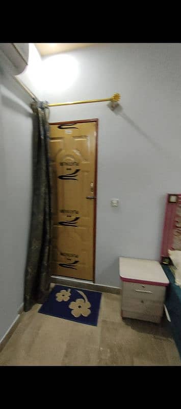 Fully Furnished 70 Sq Yd Flat - 3 Rooms + Kitchen + 2 Bathrooms 6