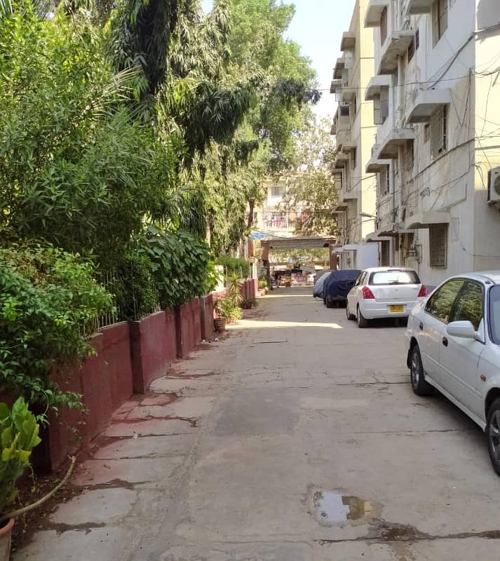 2 cor. Erum centre 3 bed dd. 2 floor flat sale gulshan block 16. iftikhar estate 2