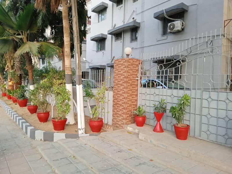 2 cor. Erum centre 3 bed dd. 2 floor flat sale gulshan block 16. iftikhar estate 3