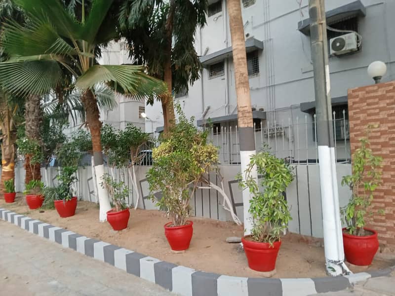 2 cor. Erum centre 3 bed dd. 2 floor flat sale gulshan block 16. iftikhar estate 7