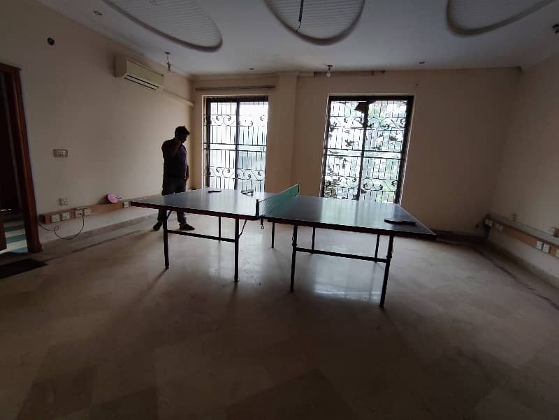1 kanal building available for rent for office 18