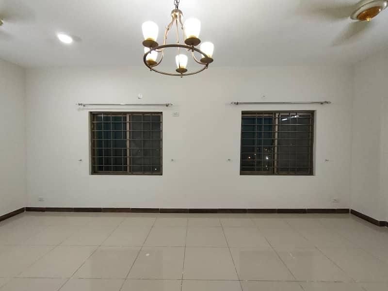 Stunning 10 Marla 3 Bed Flat On 7th Floor For Sale In Askari 11 Lahore 5