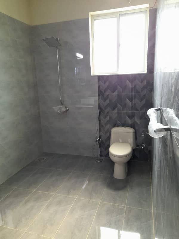 DHA PHASE 4 BLOCK DD 1 KANAL FULL HOUSE FOR RENT. 7