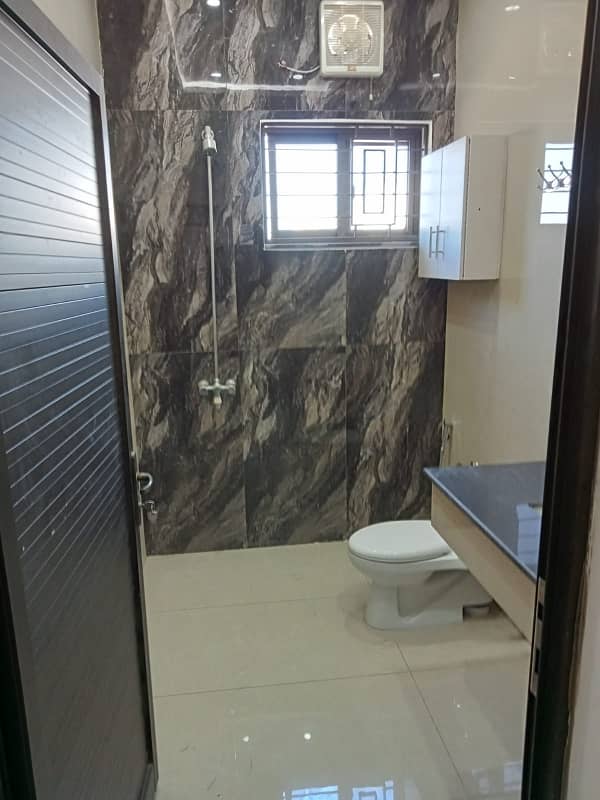 DHA PHASE 4 BLOCK DD 1 KANAL FULL HOUSE FOR RENT. 10