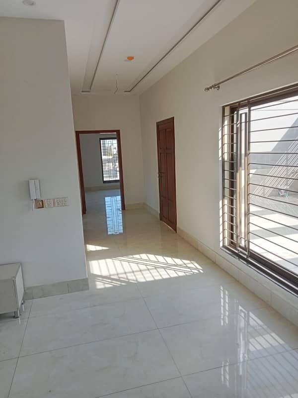 DHA PHASE 4 BLOCK DD 1 KANAL FULL HOUSE FOR RENT. 12