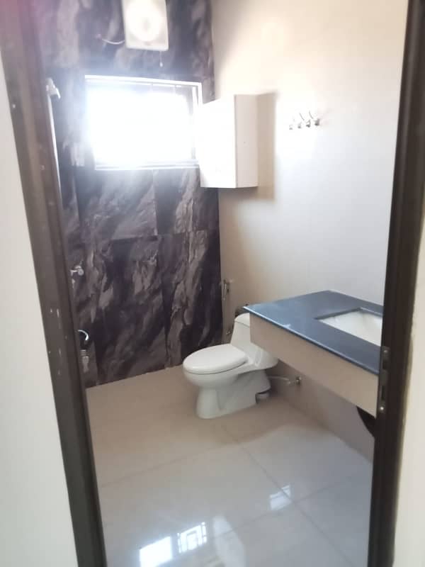DHA PHASE 4 BLOCK DD 1 KANAL FULL HOUSE FOR RENT. 16