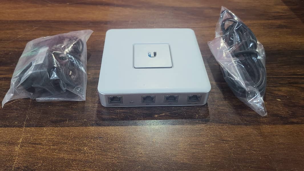 Ubiquiti Unifi Security Gateway (USG) (Renewed) 4