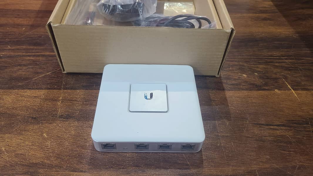 Ubiquiti Unifi Security Gateway (USG) (Renewed) 5