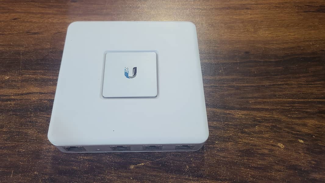 Ubiquiti Unifi Security Gateway (USG) (Renewed) 6