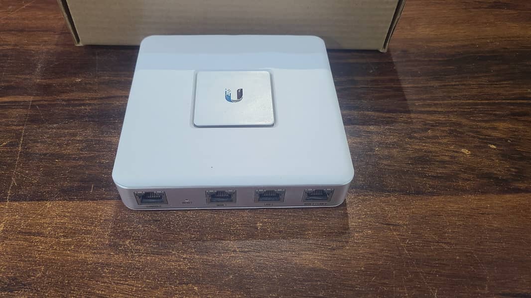 Ubiquiti Unifi Security Gateway (USG) (Renewed) 7