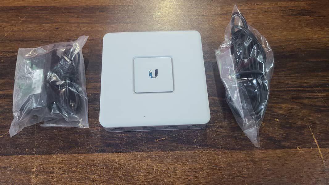 Ubiquiti Unifi Security Gateway (USG) (Renewed) 8