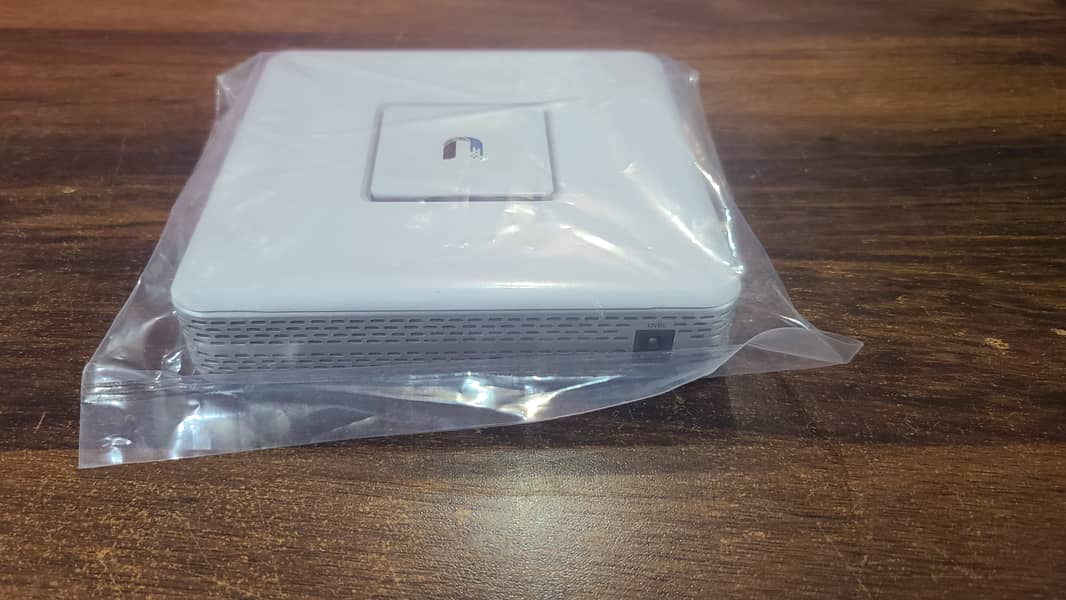 Ubiquiti Unifi Security Gateway (USG) (Renewed) 9