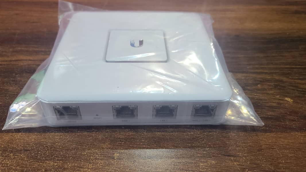 Ubiquiti Unifi Security Gateway (USG) (Renewed) 10